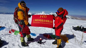 登顶卓拉木日康峰